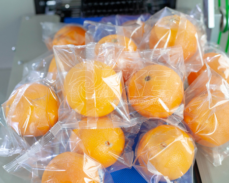 How do the oranges in the fruit supermarket pack quickly in batches?cid=27