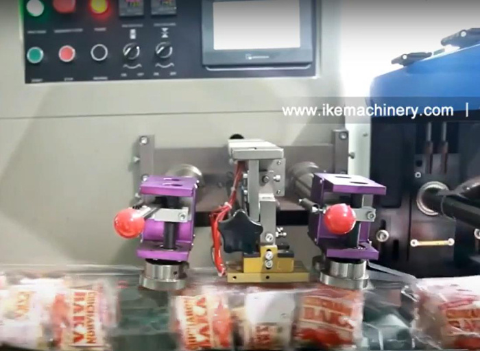 Flow wrap noodles packing machine for sandwich